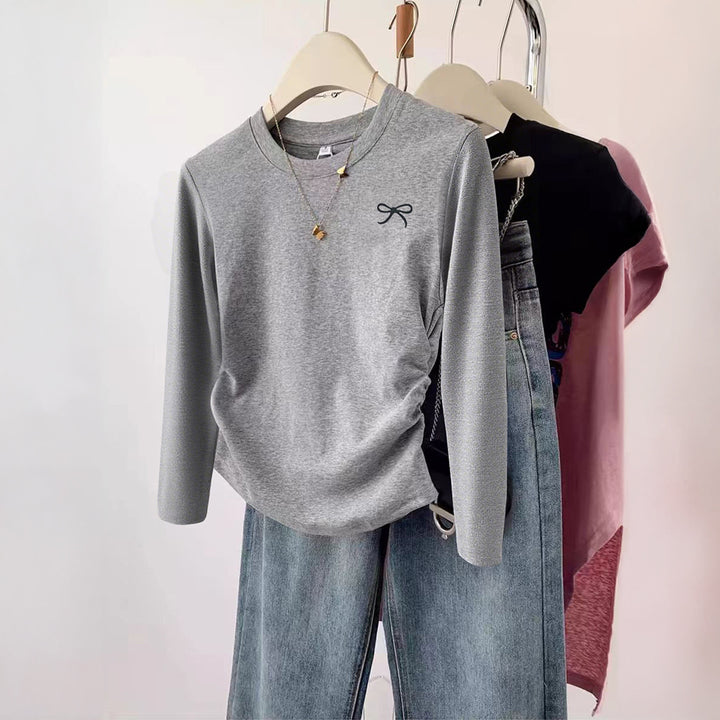 Damen gerüschtes Langarmshirt mit dezenter Schleifen-Stickerei und taillierter Drapierung – Maréline