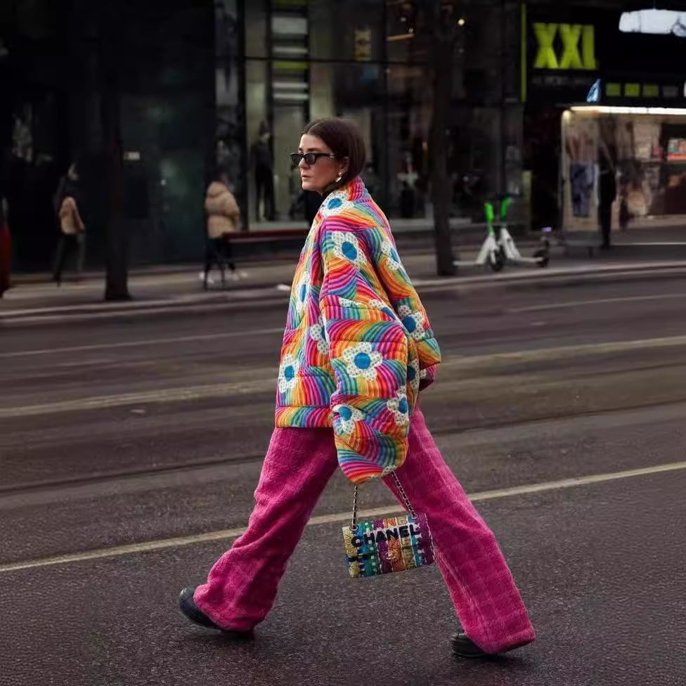 Damen Kurze Oversize-Steppjacke mit bunten Regenbogenstreifen und Blumenapplikation Echo Archiv