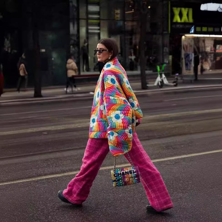 Damen Kurze Oversize-Steppjacke mit bunten Regenbogenstreifen und Blumenapplikation Echo Archiv