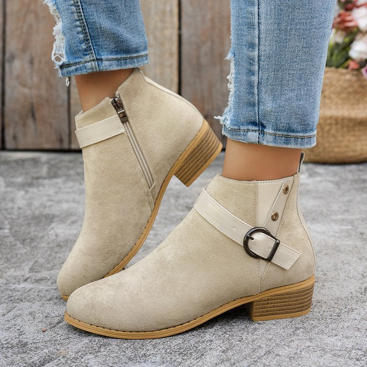 Damen Kurzschaft-Stiefelette aus Wildlederoptik mit seitlichem Reißverschluss und Ziergurt – Varelle