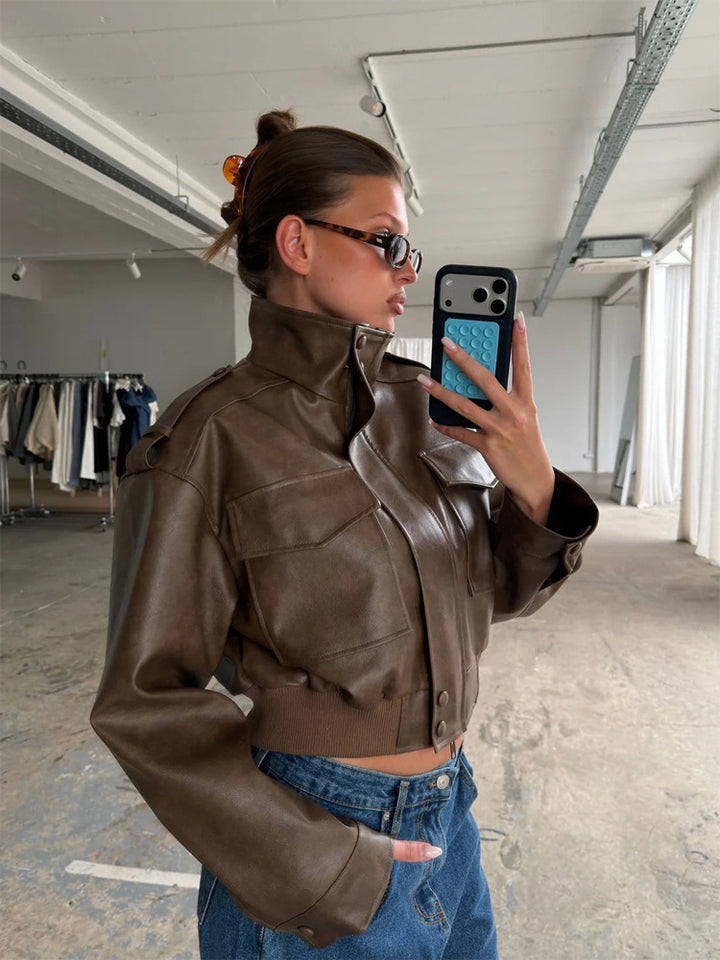 Damen Kurze Utility-Bomberjacke aus veganem Lederimitat mit hohem Stehkragen Echoarchiv