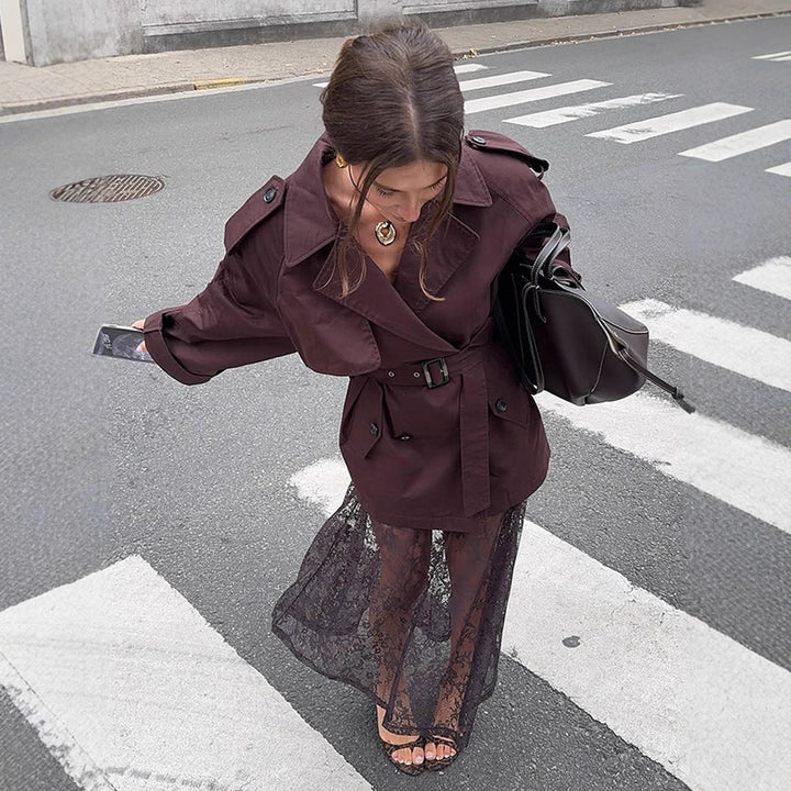 Damen Kurztrench mit Oversize-Schnitt, Taillengürtel und markanten Schulterpatten Echoarchiv