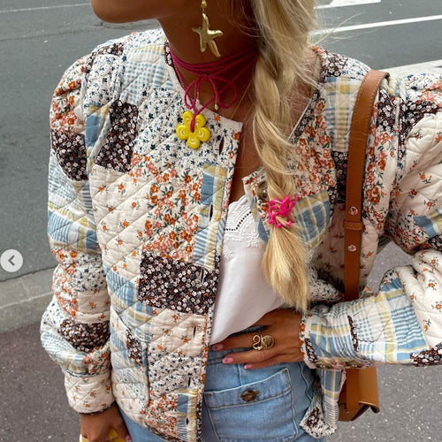 Damen gesteppte Kurzjacke im Patchwork-Quiltstil mit Rundhalsausschnitt und aufgesetzten Taschen – Célinea