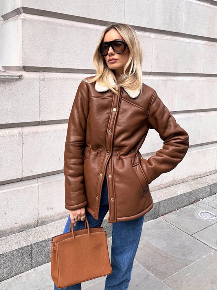 Damen Taillierte Lederimitatjacke mit Kordelzug, Teddykragen und Druckknopfleiste Echoarchiv