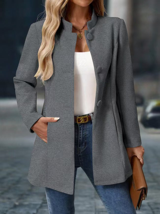 Damen Stehkragenmanteljacke mit verdeckter Knopfleiste und seitlichen Taschen – Célinea
