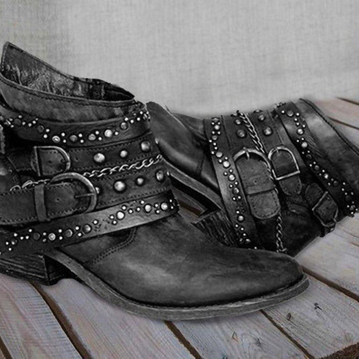 Damen nan knöchelhohe Biker-Stiefelette mit mehreren Nietenriemen, dekorativen Ketten und verstellbaren Schnallen Echo Archiv