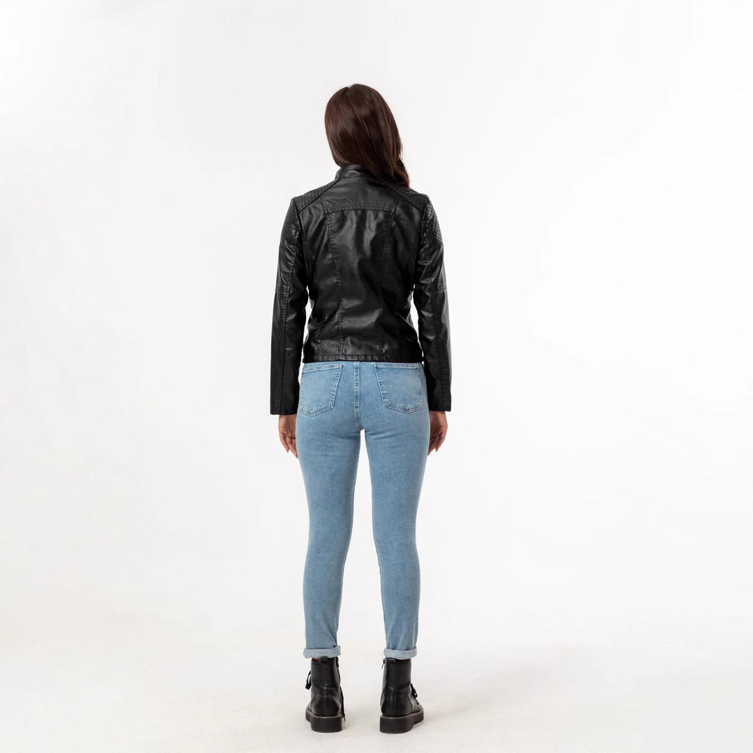 Damen nan taillierte Kunstleder-Bikerjacke mit gesteppter Schulterpartie, asymmetrischem Reißverschluss und Zierösen Echo Archiv