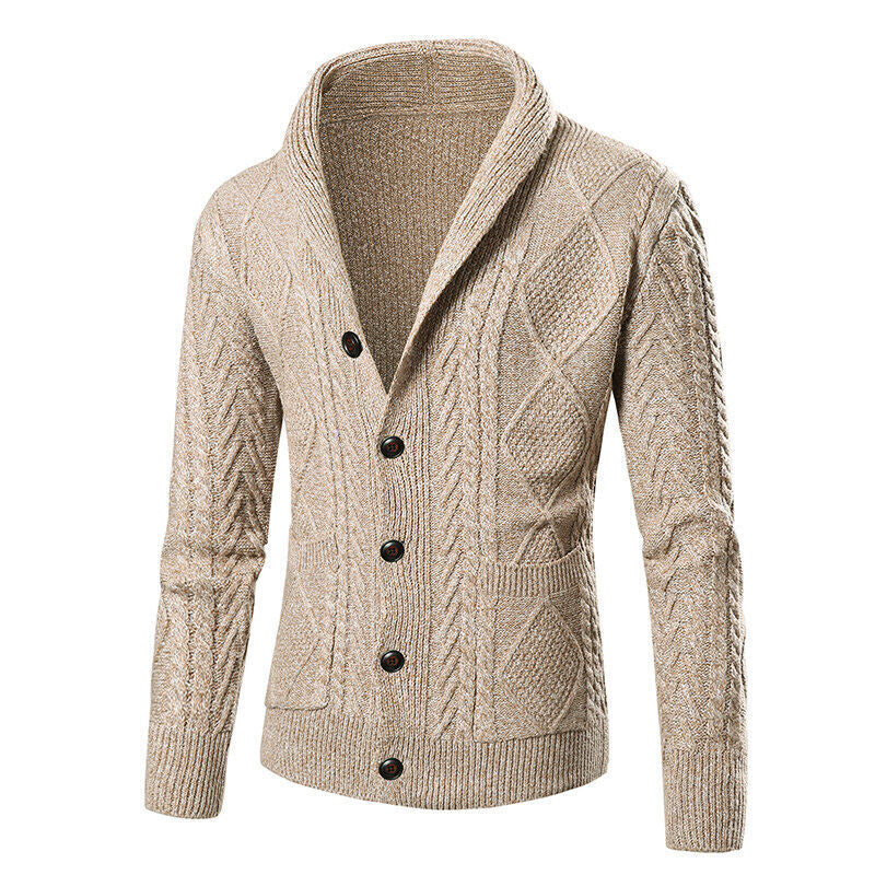 Herren Strickjacke mit modernem Zopfmuster und aufgesetzten Taschen Echoarchiv