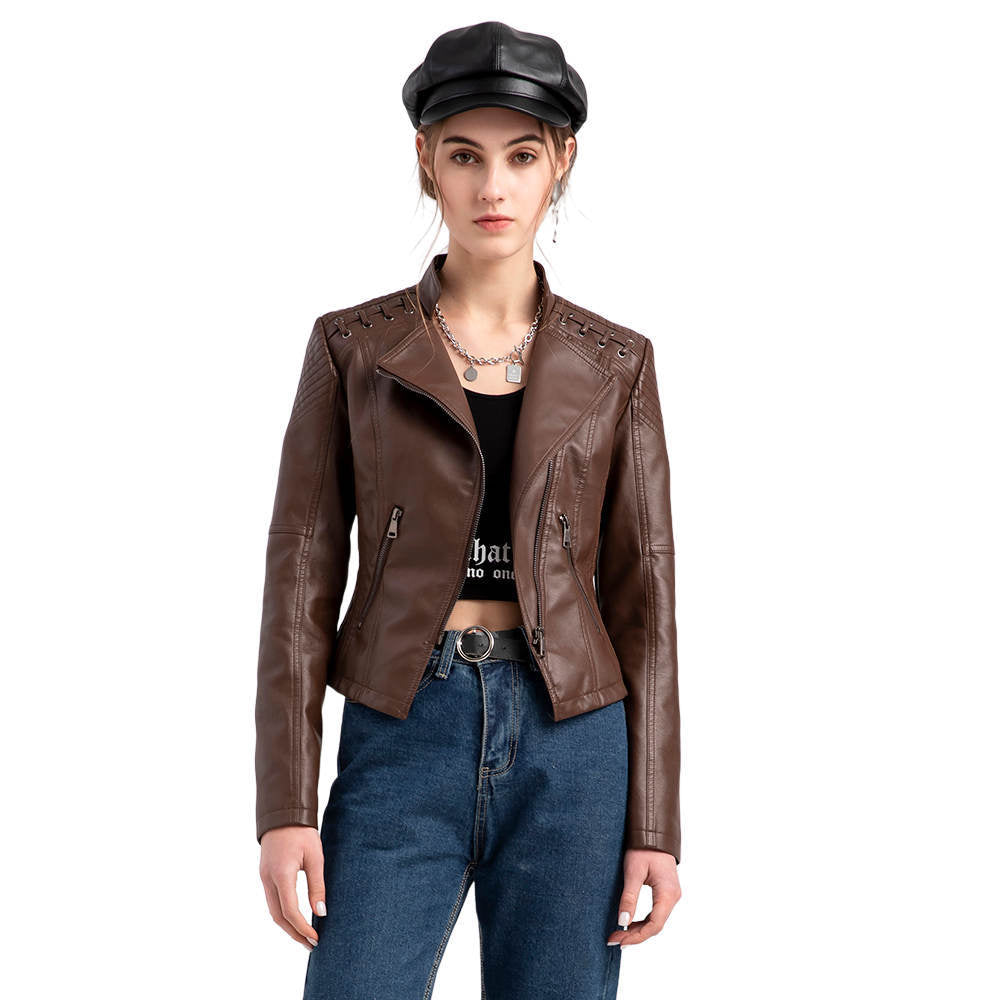 Damen nan kurze Bikerjacke aus Kunstleder mit dekorativen Ösenschnürungen an den Schultern Echo Archiv