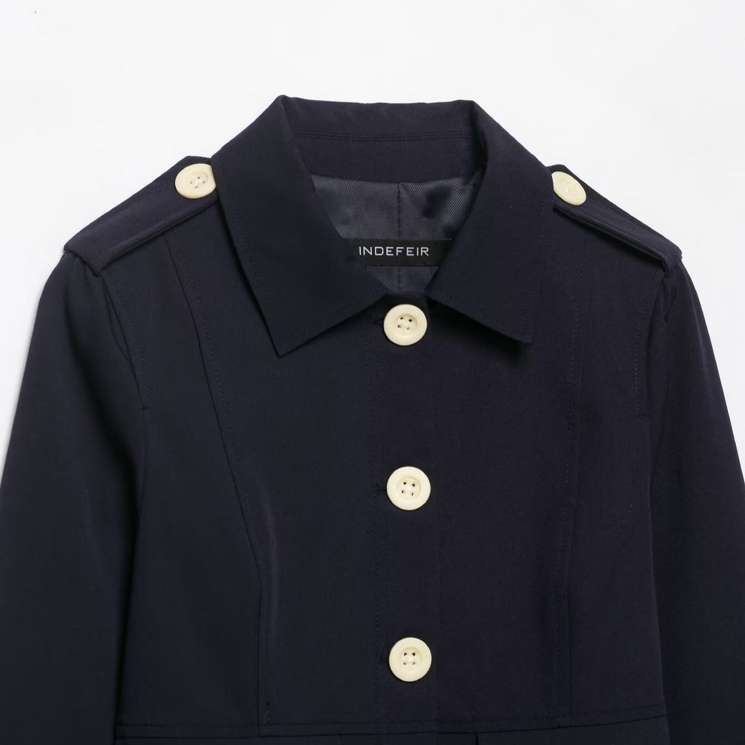 Damen Kurzjacke im Fieldstil mit Epauletten, aufgesetzten Pattentaschen und markanten Zierknöpfen Echoarchiv