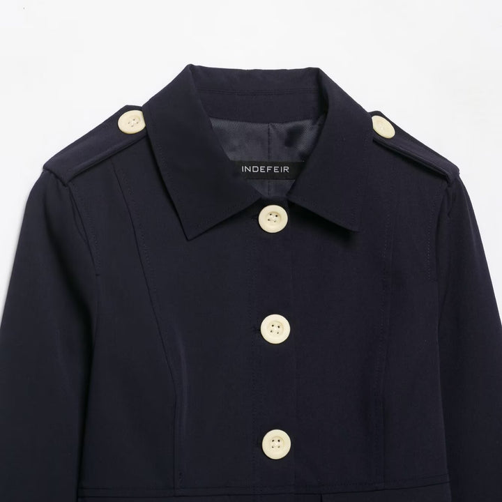 Damen Kurzjacke im Fieldstil mit Epauletten, aufgesetzten Pattentaschen und markanten Zierknöpfen Echoarchiv