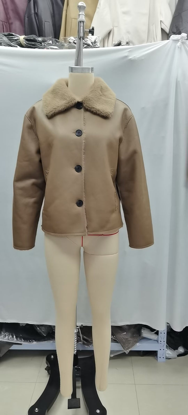 Damen Kurze Wende‑Lammfelljacke mit vollem Umlegekragen und warmer Teddyfütterung Echo Archiv