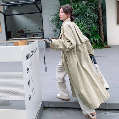 Damen Oversize-Trenchcoat mit Cape‑Rücken, Tunnelzugtaillierung und weiten Ärmeln – Montévia