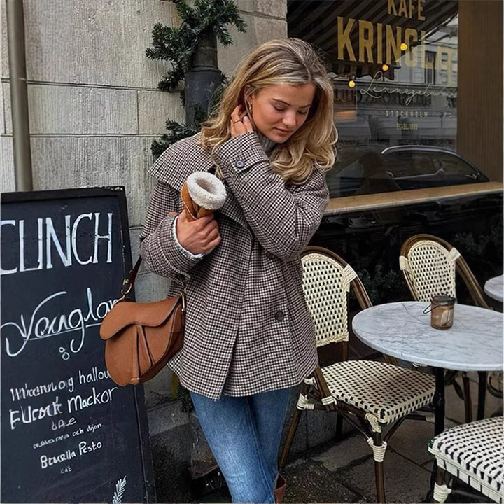 Damen Kurze zweireihige Boxy‑Jacke im Hahnentritt mit hohem Stehkragen und dekorativen Schnallen Echoarchiv