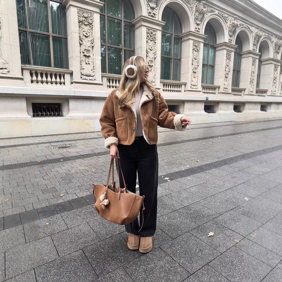 Damen Kurzjacke im Lammfell‑Look mit hohem Stehkragen und aufgesetzten Taschen Echoarchiv