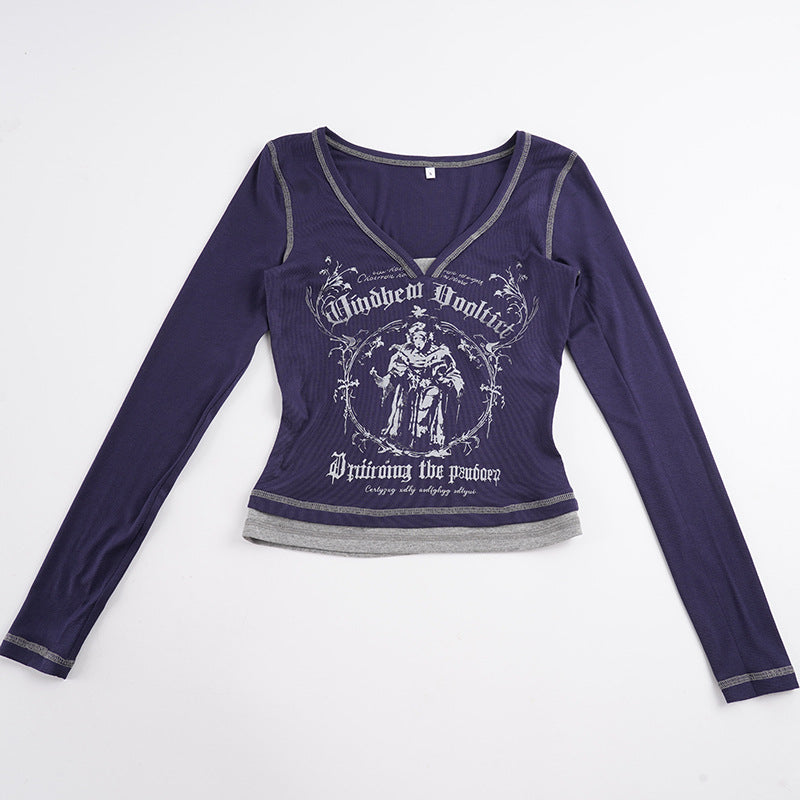 Damen Enganliegendes geripptes Langarm-Top mit V‑Ausschnitt, Kontrastnähten und Gothic-Print – Orélia