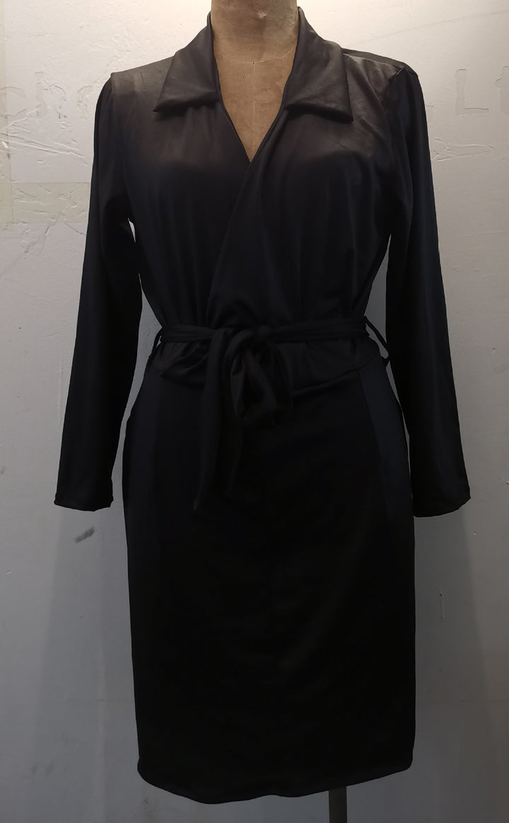 Damen Wickelkleid mit eleganter Schnittführung und Taillengürtel Echo Archiv