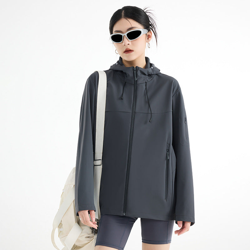 Damen Atmungsaktive Softshell-Regenjacke mit Kapuze, winddicht und minimalistischer Tech-Optik Echoarchiv