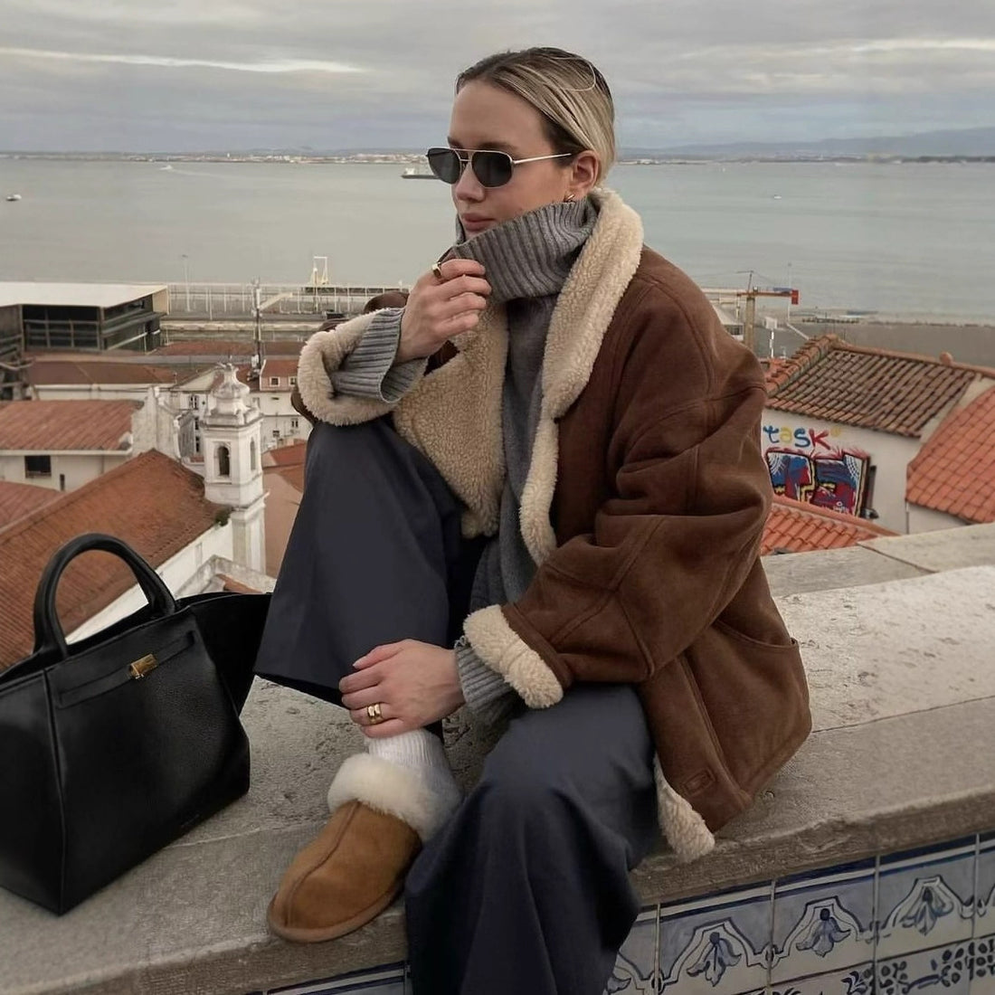 Damen Oversized Kurzjacke aus Wildlederoptik mit Teddyfutter und großem Reverskragen Echoarchiv