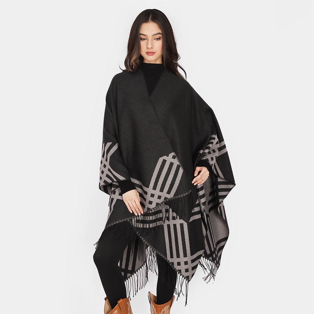 Damen Wollmix-Ruana im Rechteckschnitt mit grafischem Streifen-Jacquard und Fransen – Avérine
