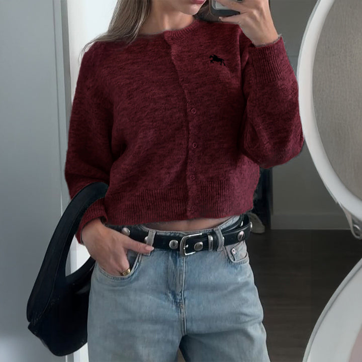 Damen kurzes Feinstrick-Cardigan mit Rundhalsausschnitt, durchgehender Knopfleiste und gesticktem Pferde-Logo – Veloura