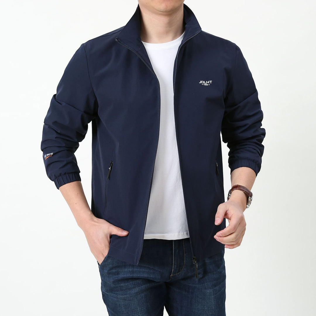 Herren leichte Zip-Übergangsjacke mit hohem Stehkragen und Reißverschlusstaschen Echoarchiv