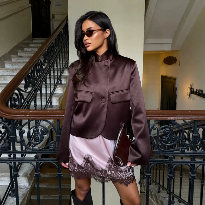 Damen Satinierter Cropped-Blazer mit Mandarin-Kragen, Pattentaschen und geschwungenem Saum Echoarchiv
