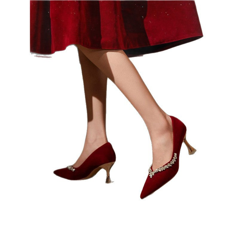 Damen Samt-Pumps mit spitzer Zehenpartie, funkelnder Kristallbordüre und sculpted Absatz – Lioré