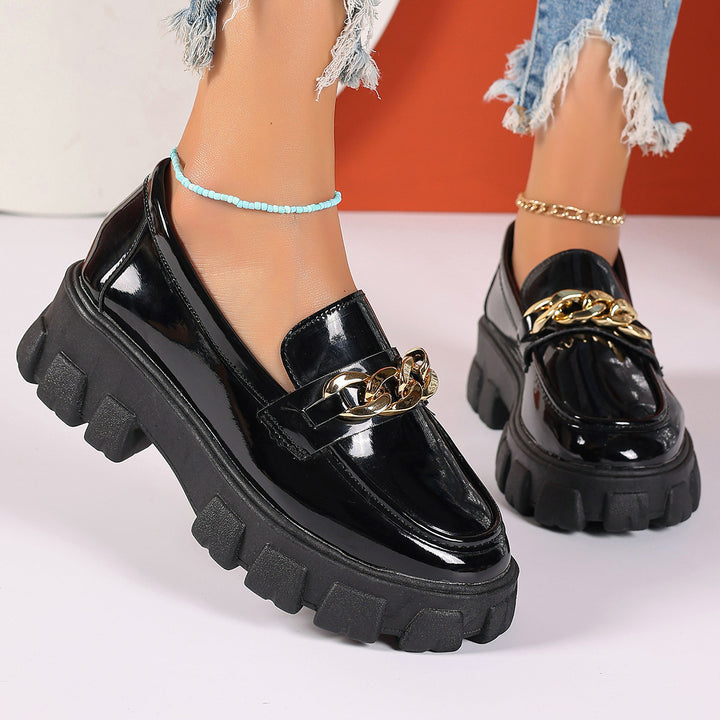 Damen nan trendige Lack-Loafer mit grober Profilsohle und goldener Kettenapplikation Echo Archiv