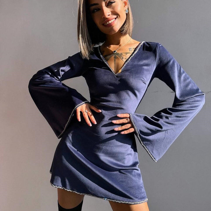 Damen Samt-Minikleid mit ausgestellten Glockenärmeln und Strassbesatz – Élara