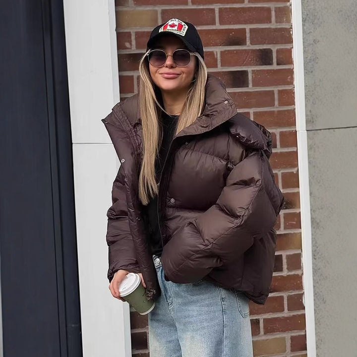Damen Kurze Voluminöse Steppjacke mit hohem Schlauchkragen und Kapuze Echoarchiv