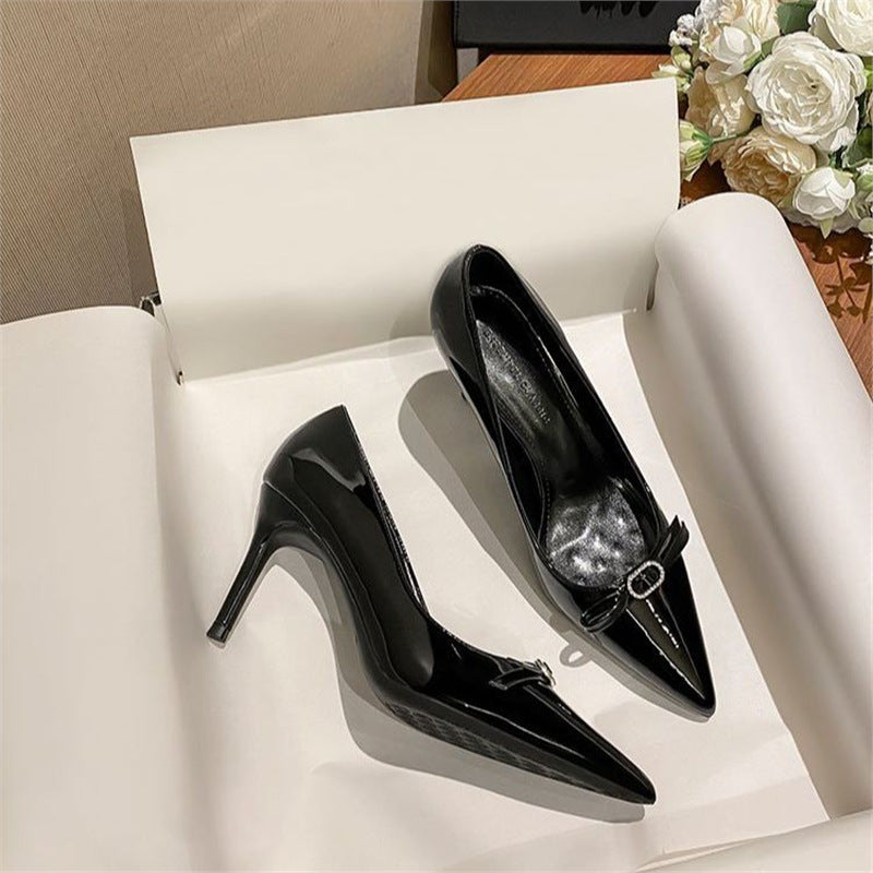 Damen Spitz zulaufende Lack‑Pumps mit hohem Stiletto‑Absatz und Kristall‑Schleifenapplikation – Lioré