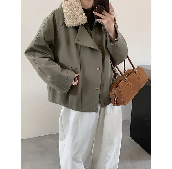 Damen Kurze Oversize-Bomberjacke mit Teddykragen und Druckknopfdetails Echoarchiv