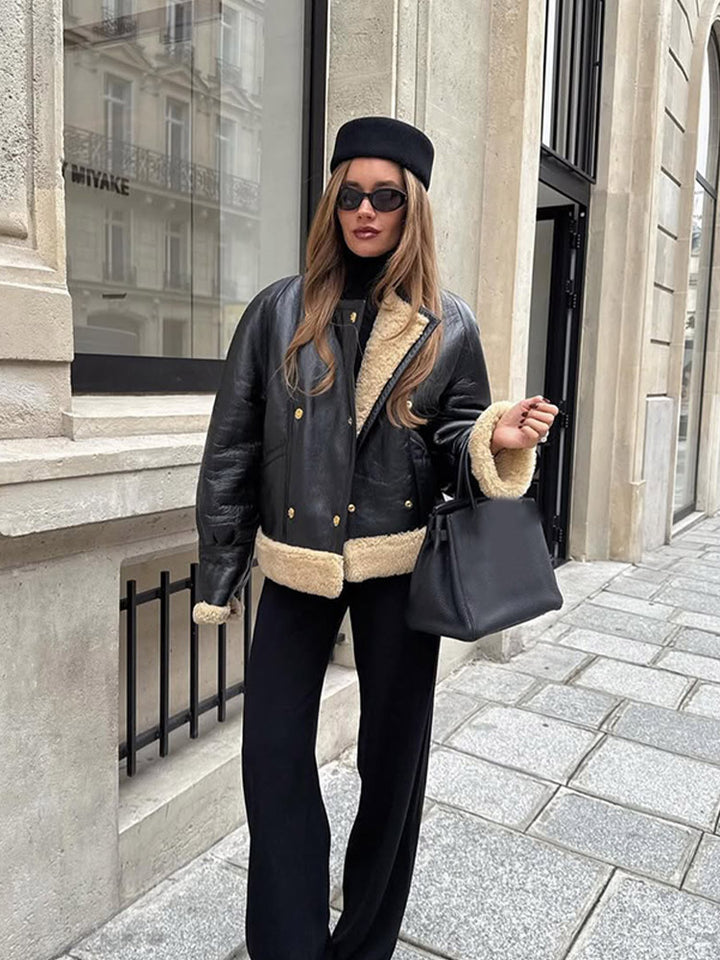 Damen Kurzjacke im Aviator‑Stil mit Teddy‑Innenfutter und doppelreihiger Druckknopffront Echoarchiv