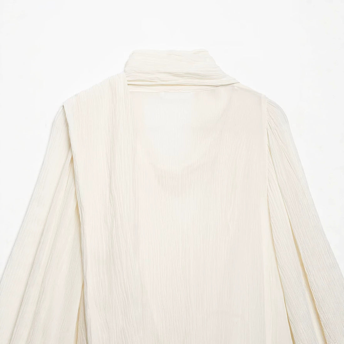 Damen Plissierte Oversize-Bluse mit Schlauchkragen und dekorativem Bindeschal Echoarchiv