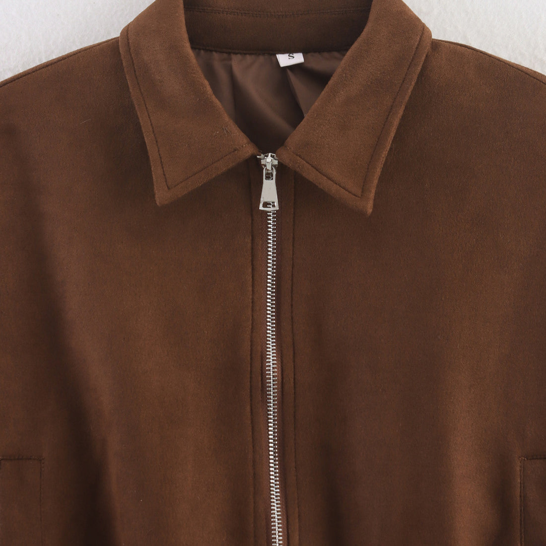 Damen Cropped Bomberjacke in Veloursoptik mit Hemdkragen, Ärmel-Tasche und tailliertem Rippbund Echoarchiv