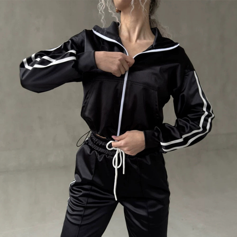 Damen glänzender Satin-Trainingsanzug mit Kontraststreifen, Reißverschlussjacke und Tunnelzughose – Élanora