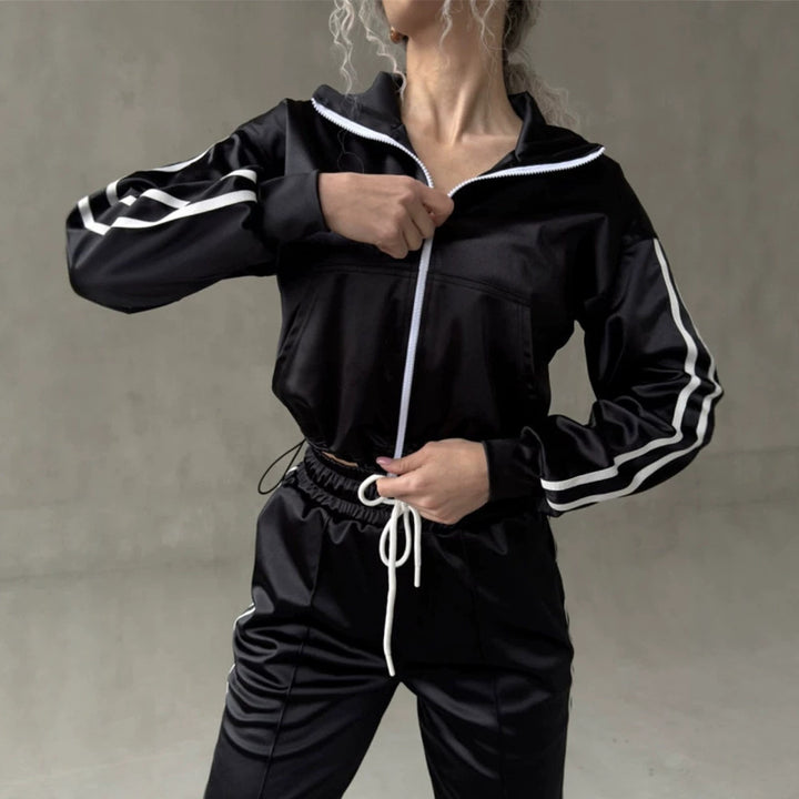 Damen glänzender Satin-Trainingsanzug mit Kontraststreifen, Reißverschlussjacke und Tunnelzughose – Élanora