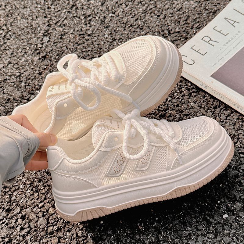 Damen Plateau‑Sneaker mit dicker Wedgesohle und Herz‑Applikation – Névara