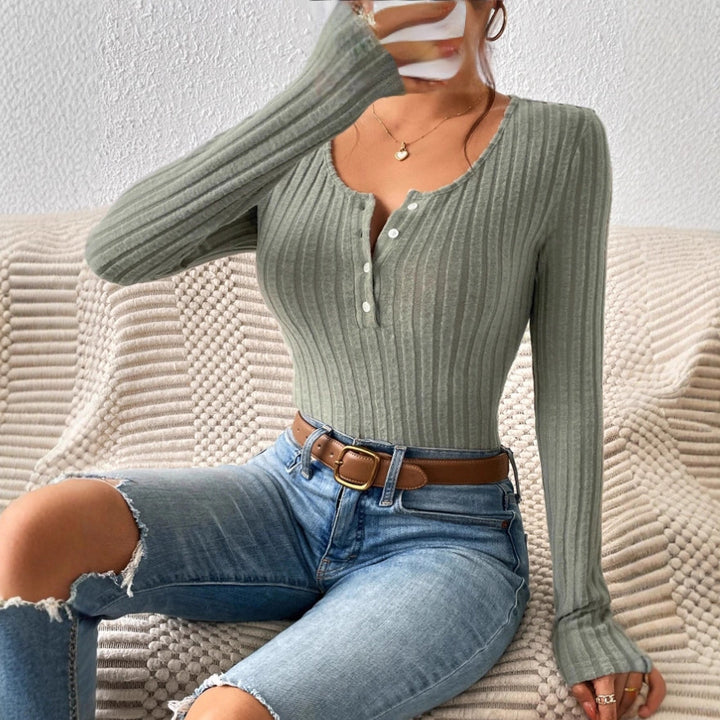 Damen Gerippter Feinstrick-Body mit Henley-Knopfleiste und taillierter Passform – Bodéline