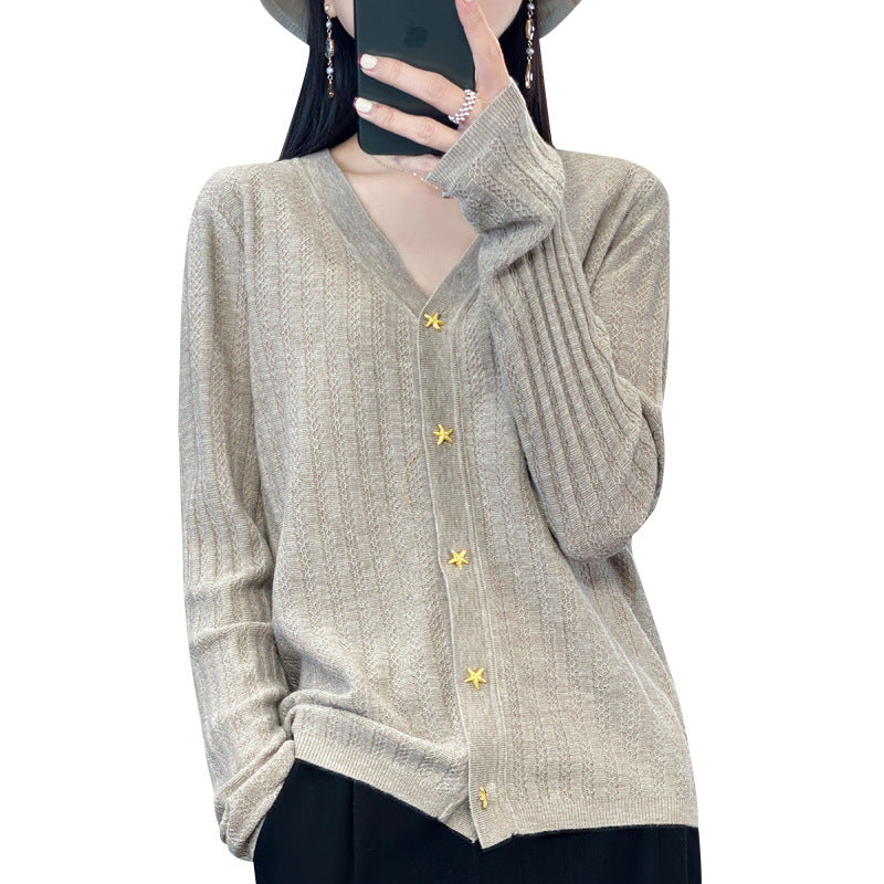 Damen Leichter V‑Ausschnitt-Cardigan mit strukturierter Längsrippe und Sternknöpfen Echoarchiv