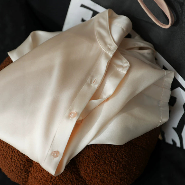 Damen Elegante satinierte Bluse mit knöpfbarem Ausschnitt Echoarchiv