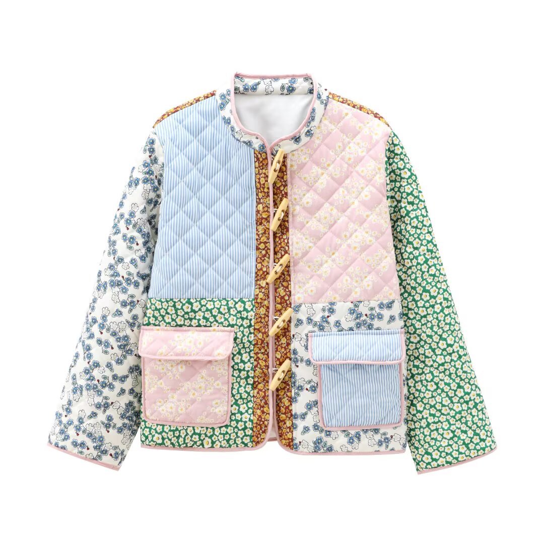 Damen retro-inspirierte gesteppte Patchworkjacke mit Stehkragen, Holzknopf-Verschlüssen und aufgesetzten Klappentaschen – Célinea