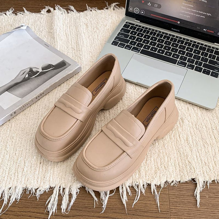 Damen Modische Chunky-Loafer mit profilierter Gummisohle, Kunstleder und dekorativer Metal-Applikation – Lioré