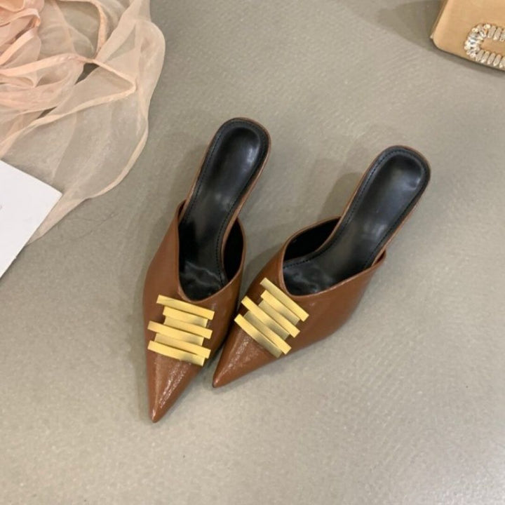 Damen Spitz zulaufende Mule-Pantoletten mit dekorativen goldenen Zierleisten – Sorelia