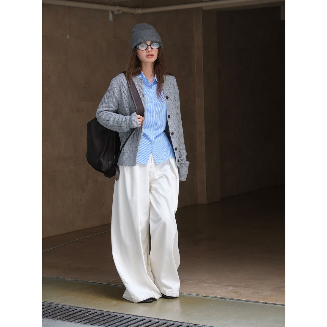 Damen Gemütliche Zopfmuster‑Strickjacke mit V‑Ausschnitt und Holzknöpfen Echoarchiv