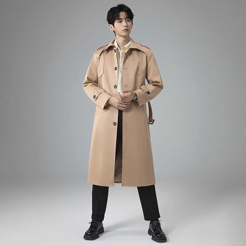 Herren Trenchcoat mit Taillengürtel, Schulterklappen und klassischer Knopfleiste Echoarchiv
