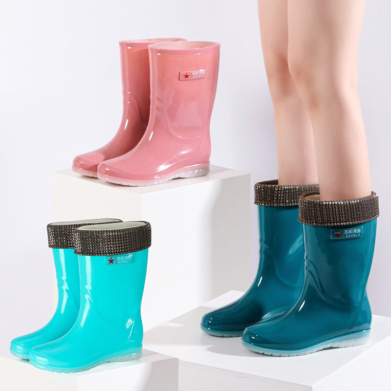 Damen Mittelhohe wasserdichte Gummistiefelette mit glänzender PVC‑Optik und rutschfester Sohle Echoarhiv – Lioré