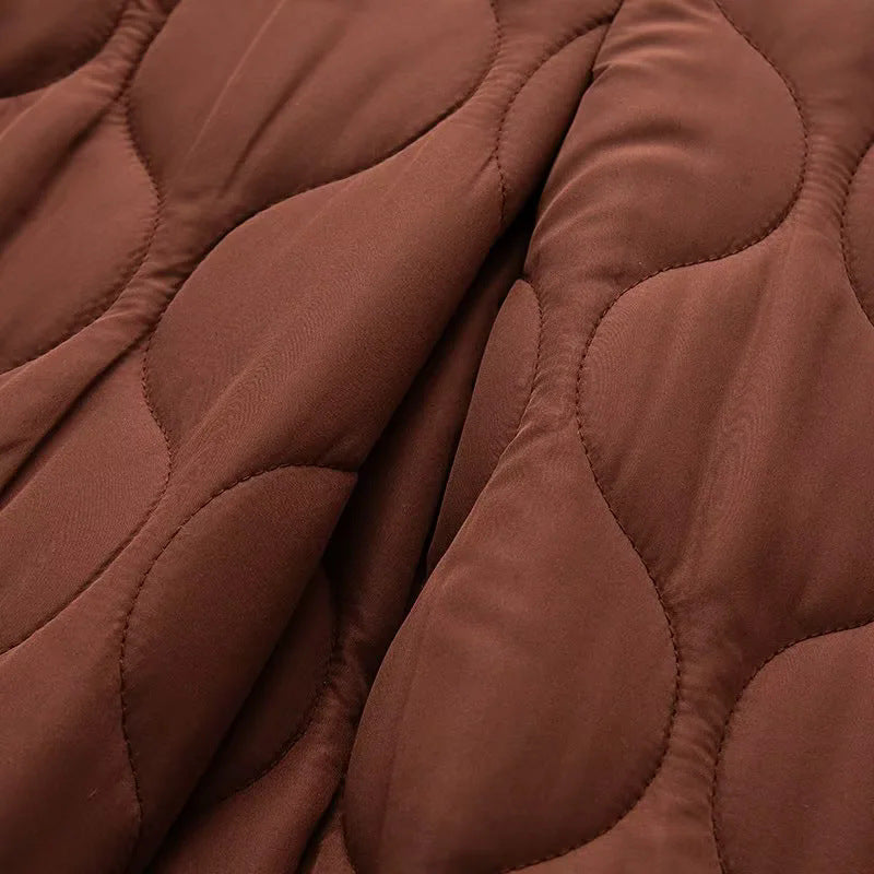 Damen gesteppte Übergangsjacke mit organischer Wellensteppung, Knopfleiste und eingesetzten Schrägtaschen – Célinea