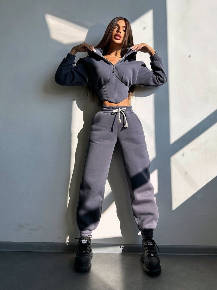Damen Crop-Kapuzenjacke mit Korsagennaht und High-Waist Jogginghose – Élanora